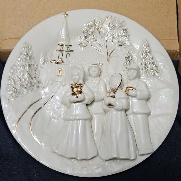 Mikasa Fine Porcelain FK001-202 Holiday Elegance Carolers Wall Plaque 6.5” - Picture 1 of 15